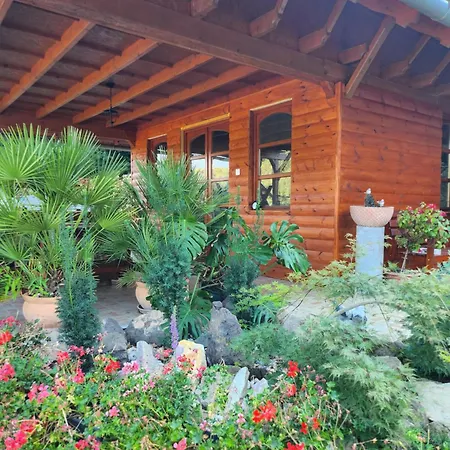 Derus Domb Vendeghazak Holiday park *